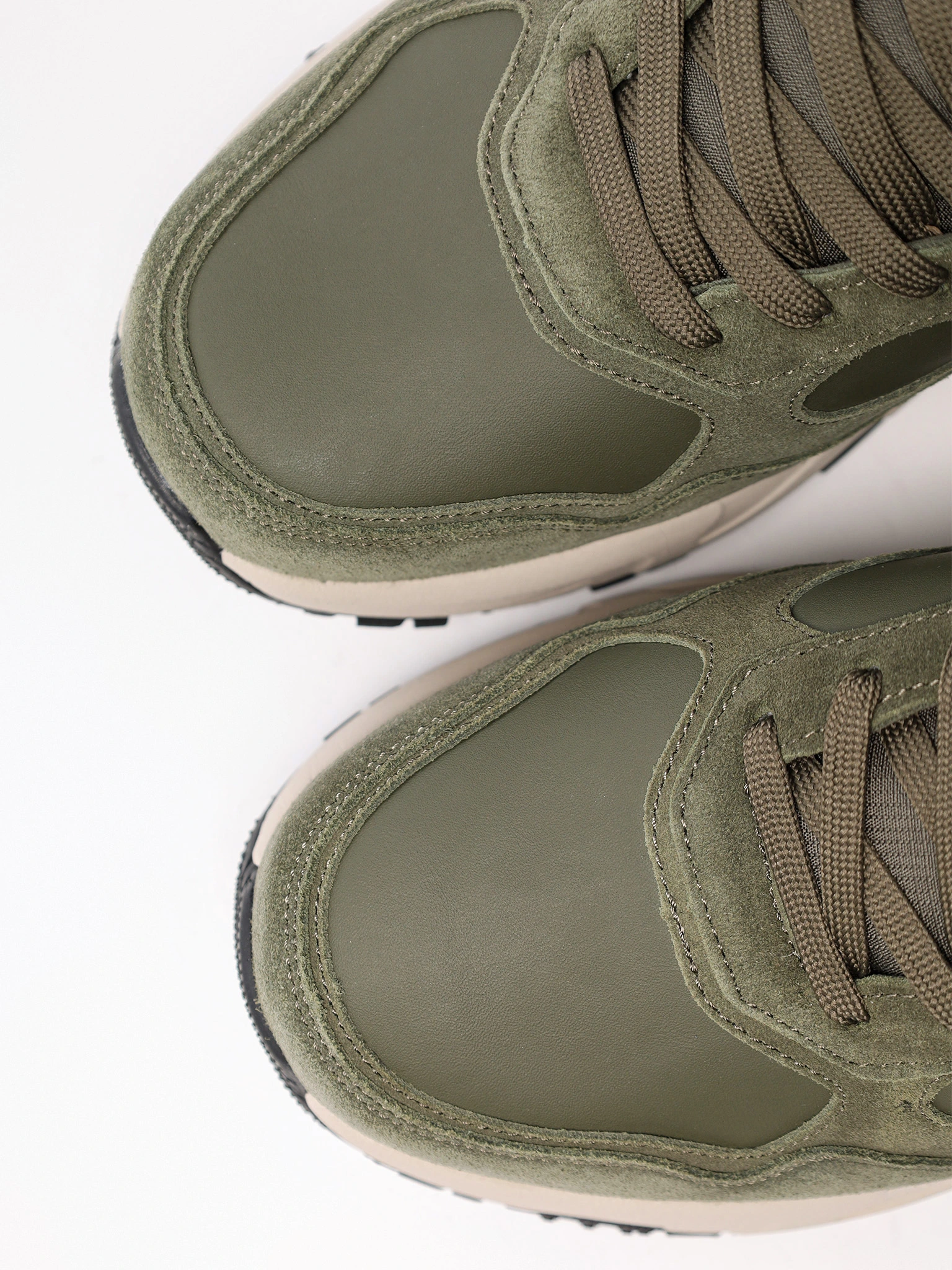 Кроссовки зеленого цвета комбинированные на средней подошве